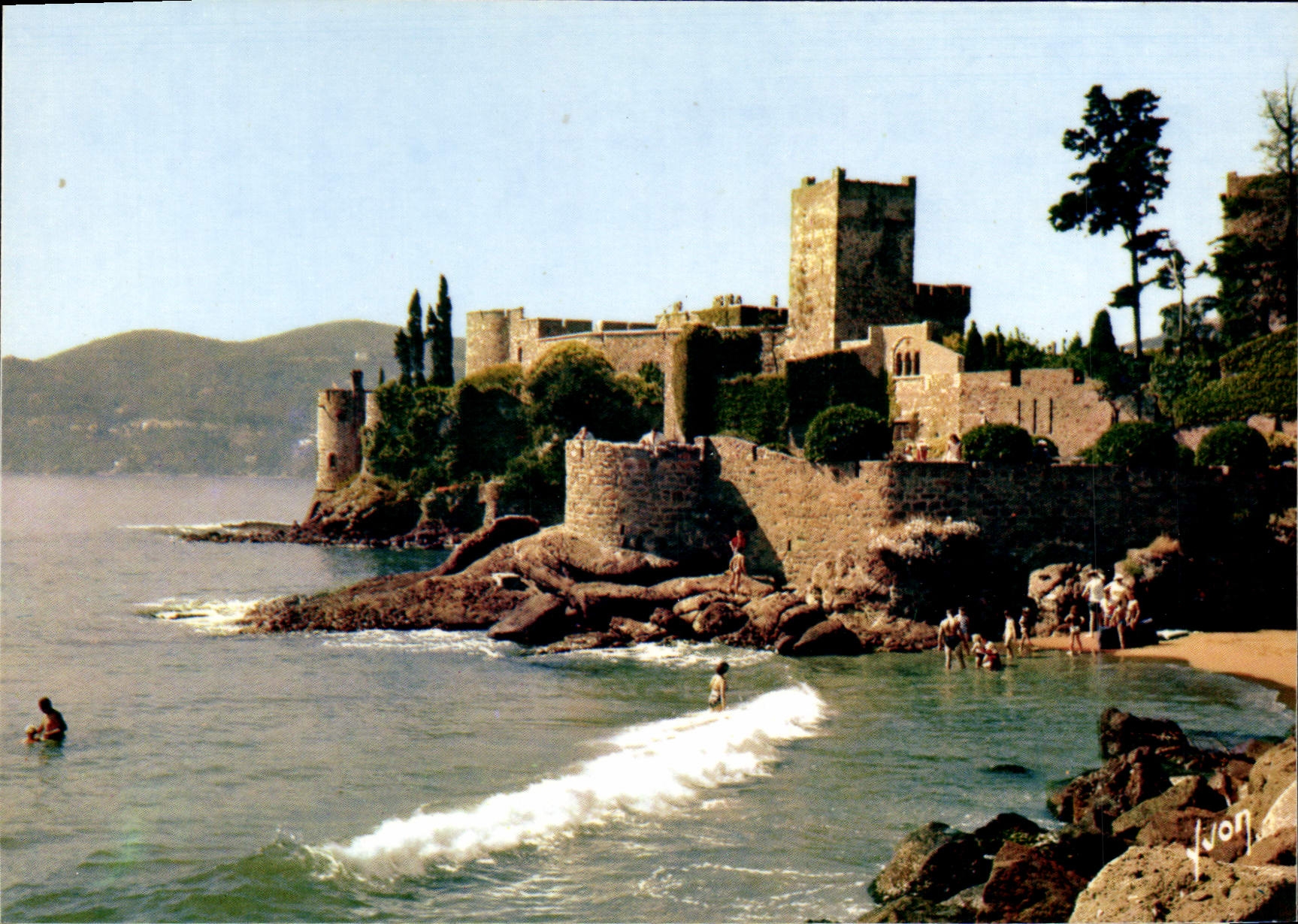 CPM La Napoule Le Vieux Chateau et les Plages