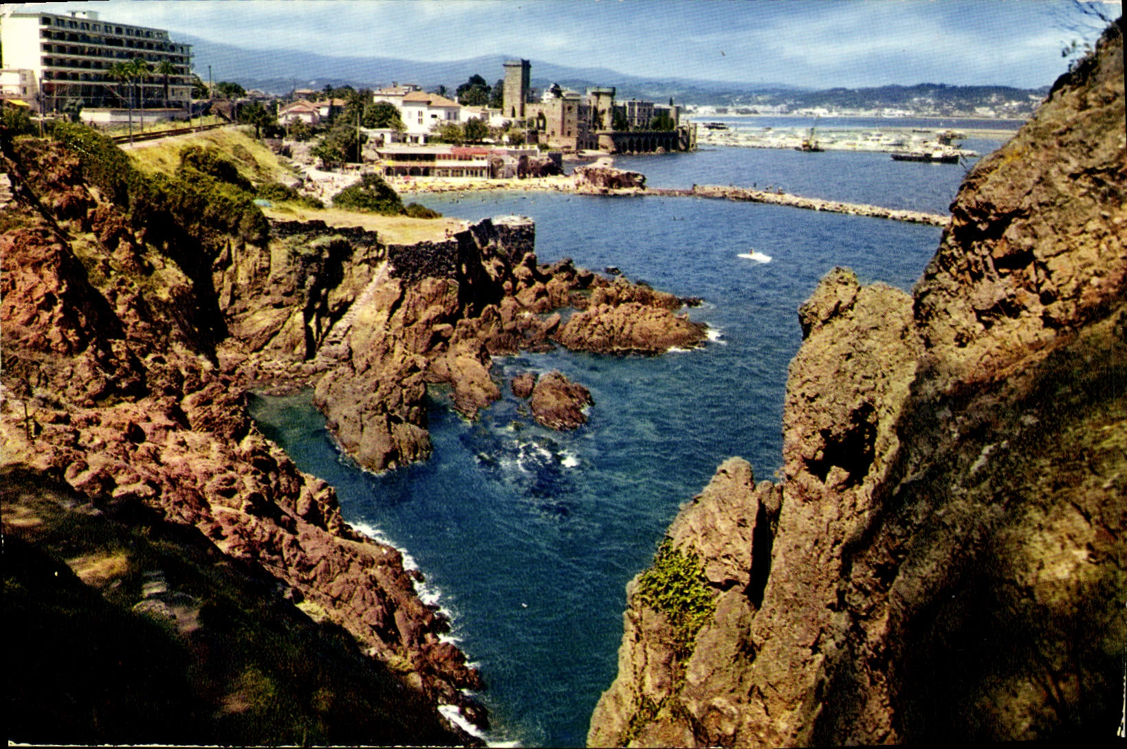 CPM La Napoule plage Vue Generale sur la Plage et le Chateau