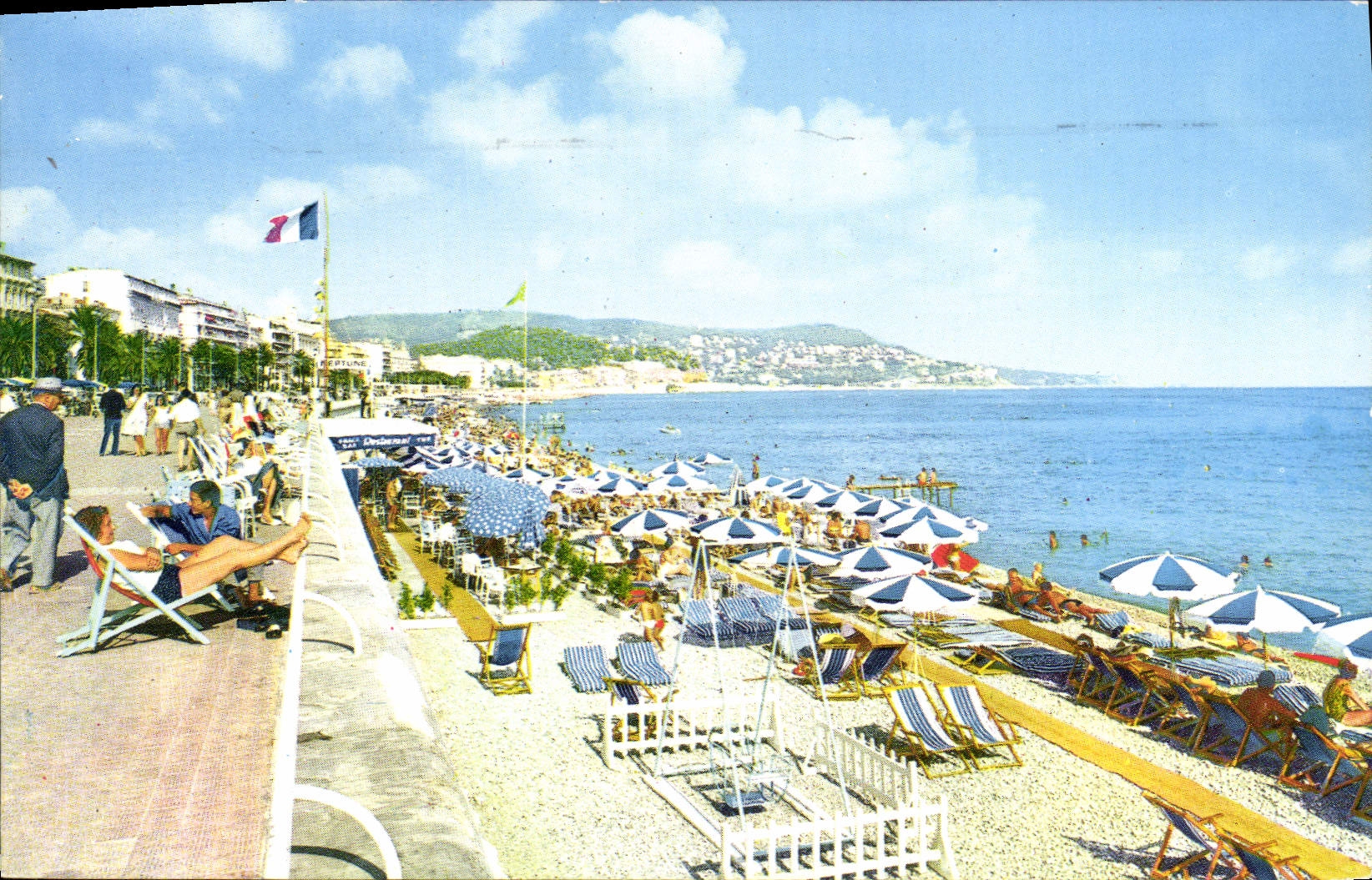 CPM Nice La plage et la baie des anges