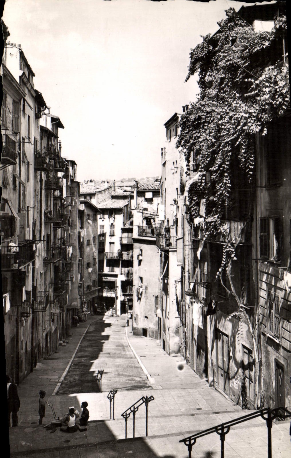 CPA Nice Une Rue de la Vieille Ville