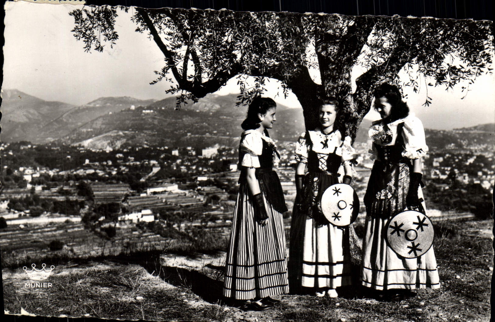 CPA Nice Jeunes Filles en Costume local Folklore 