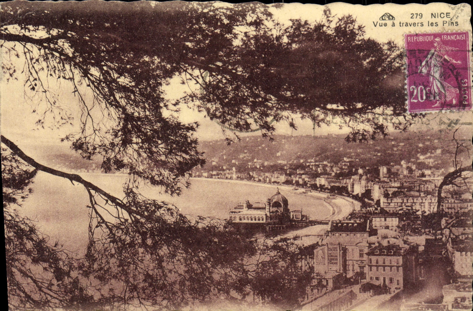 Niza de la POSTAL de la VENDIMIA vista a través los pinos