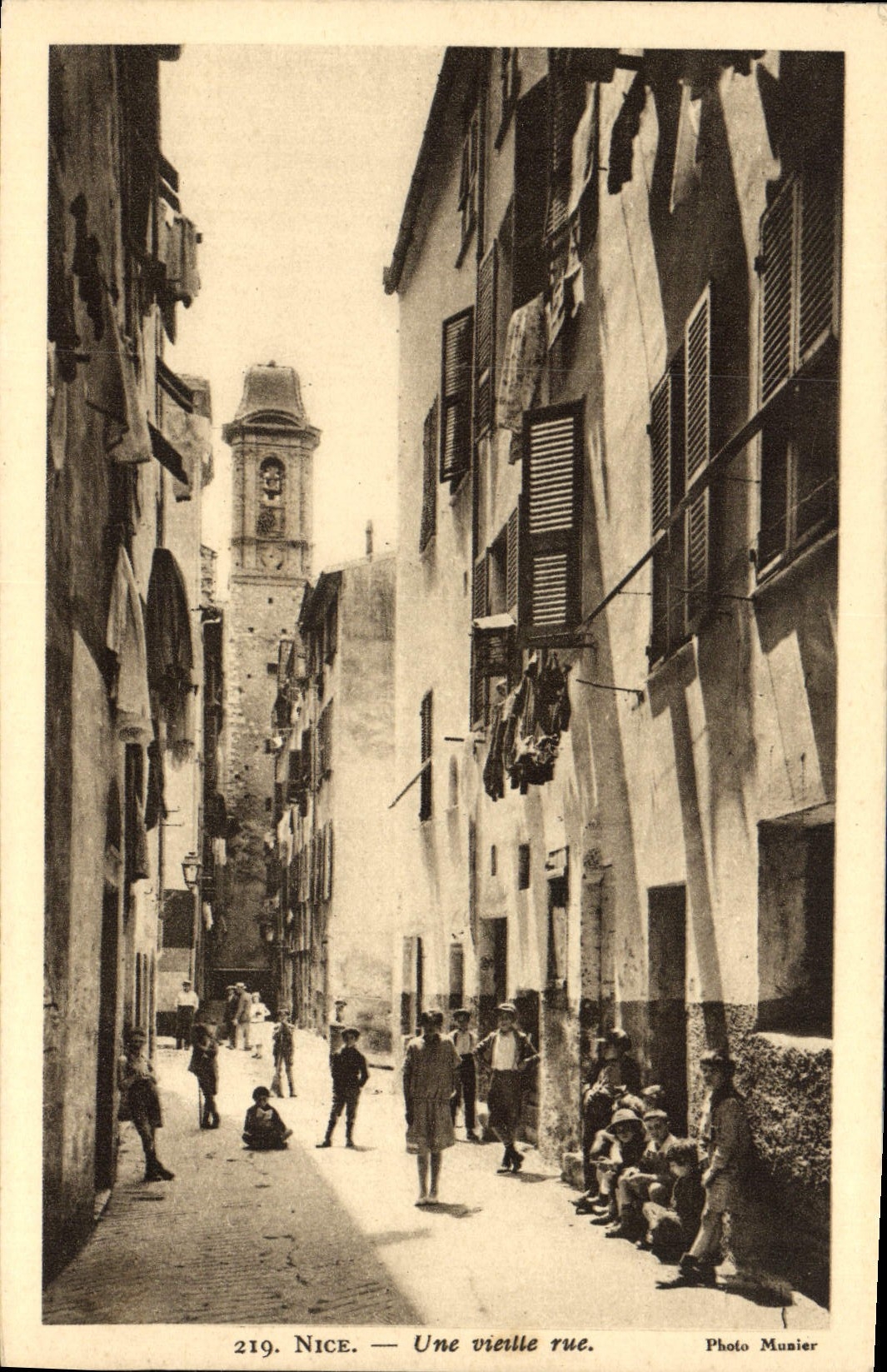 CPA Nice Une Vieille Rue Enfants