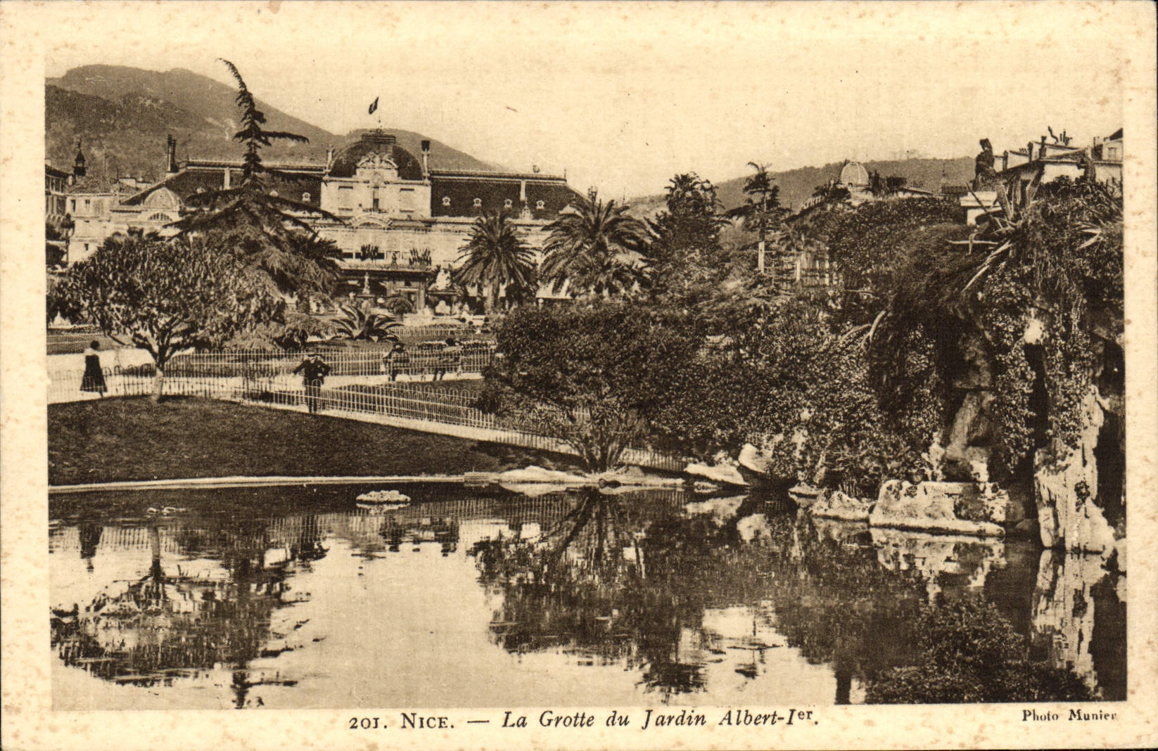 CPA Nice La Grotte du Jardin Albert 1er