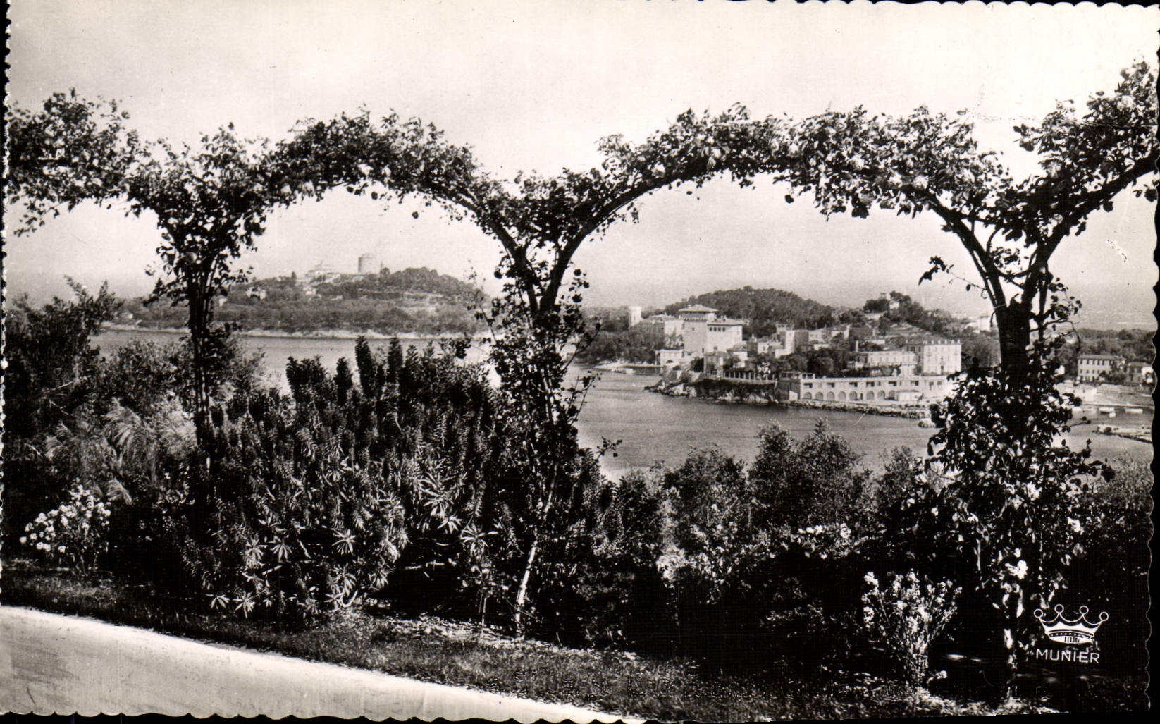Opinión santa de Ferrat del cabo de Jean de la POSTAL de la VENDIMIA