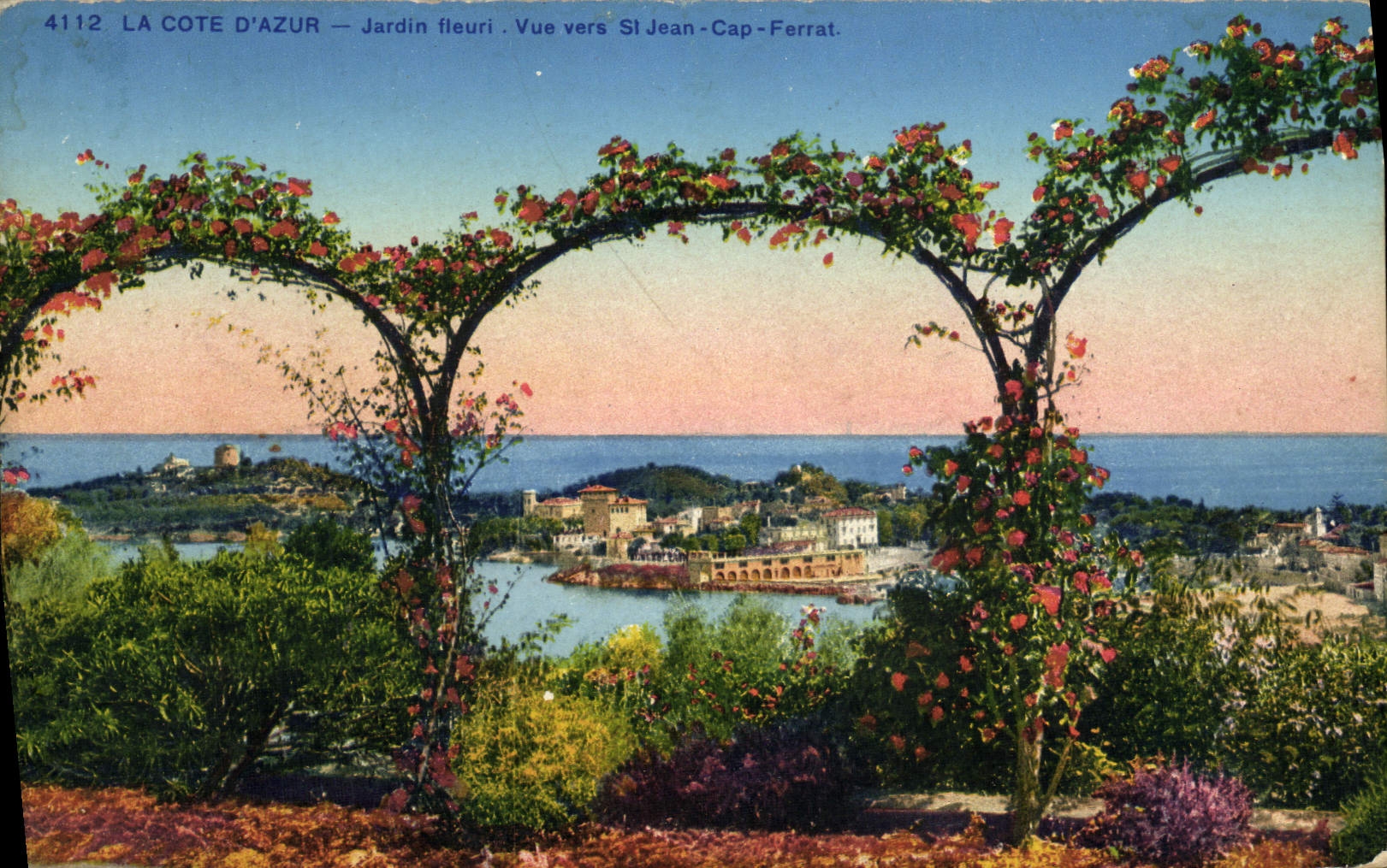 El cabo santo Ferrat de Jean de la POSTAL de la VENDIMIA floreció el jardín visto hacia el cabo Ferrat del St Jean