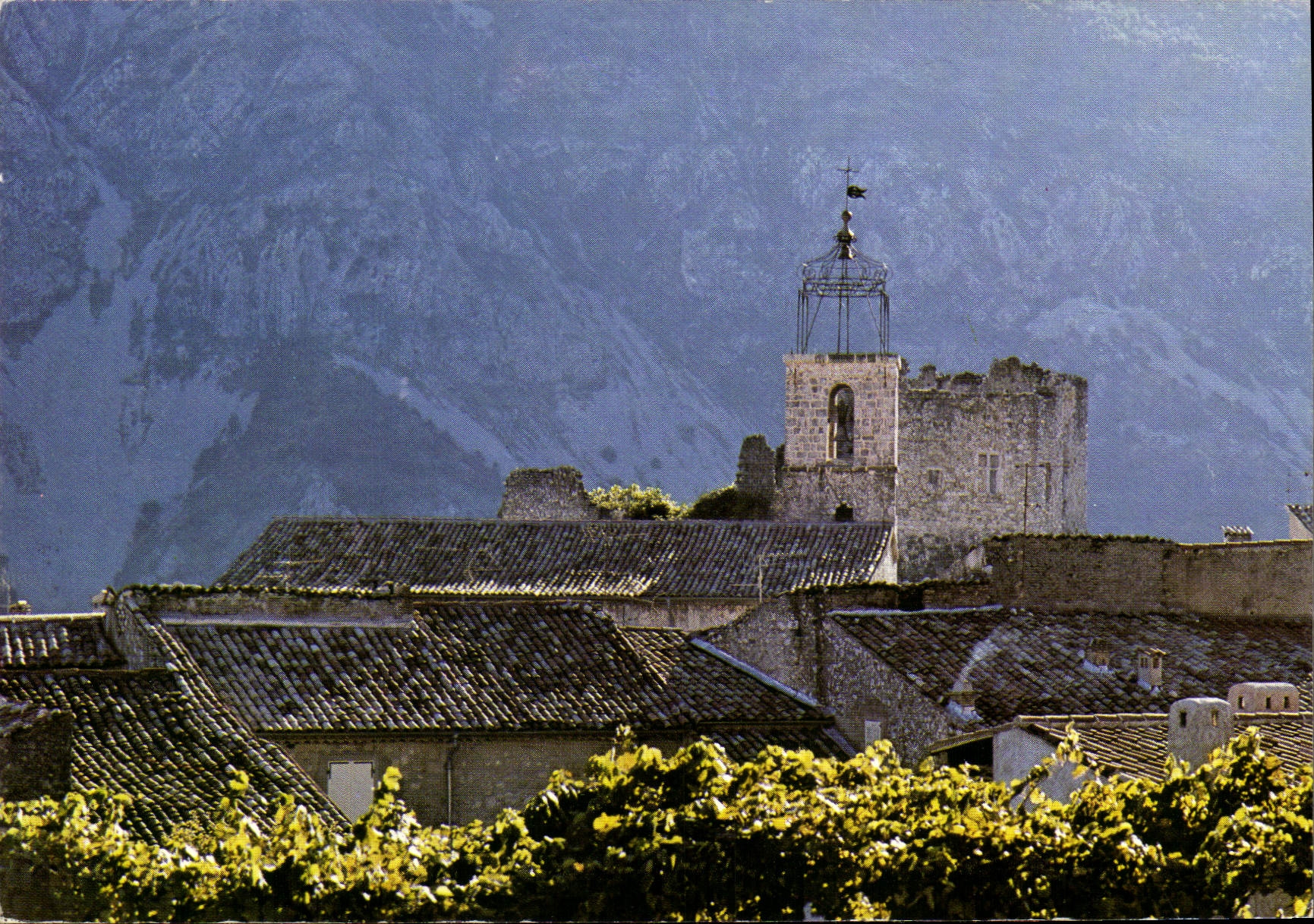POSTAL MODERNA luz de Grolieres en las azoteas de la aldea