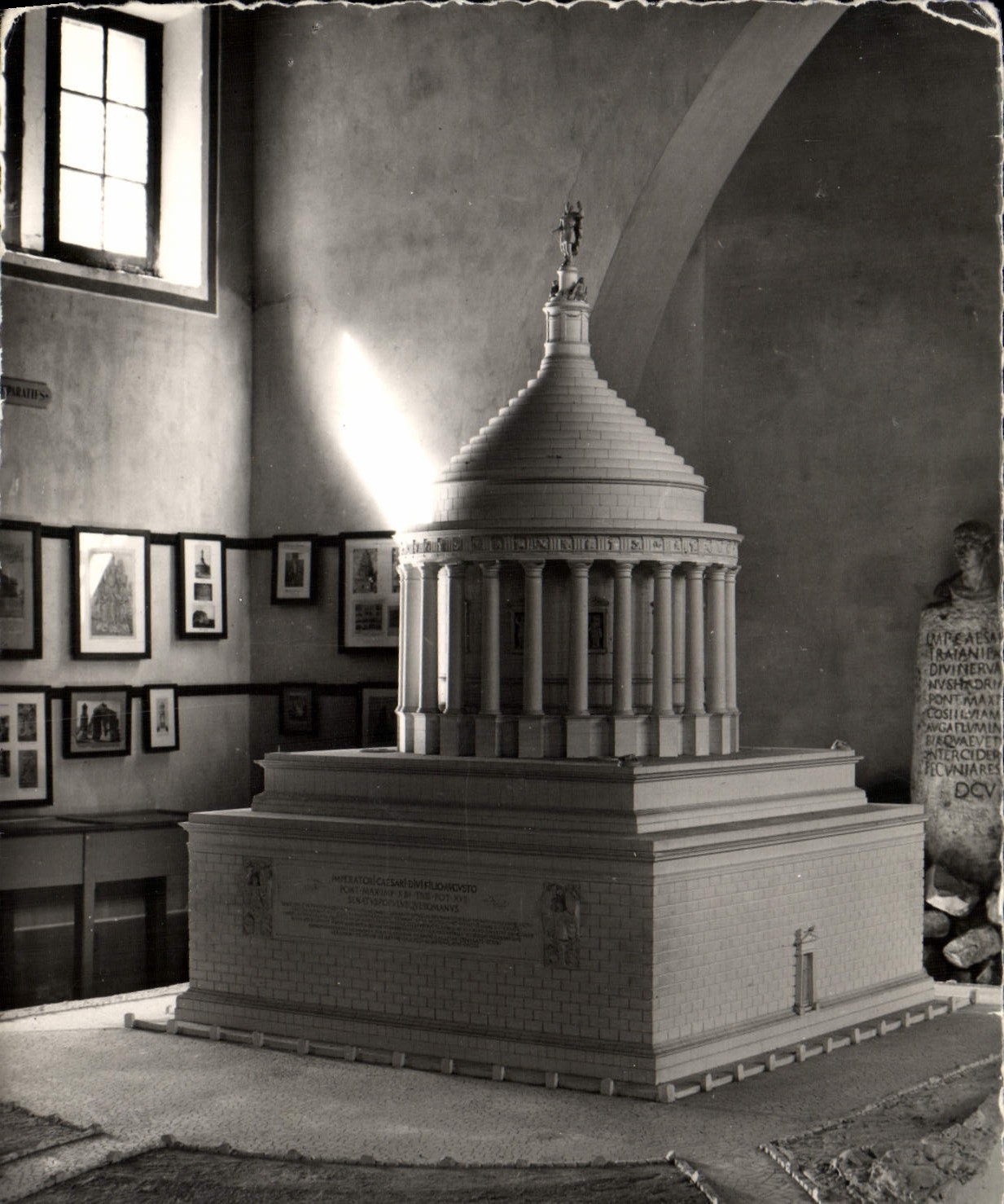 CPM La Turbie Musee du Trophee Maquette du Trophee des Alpes reconstitue