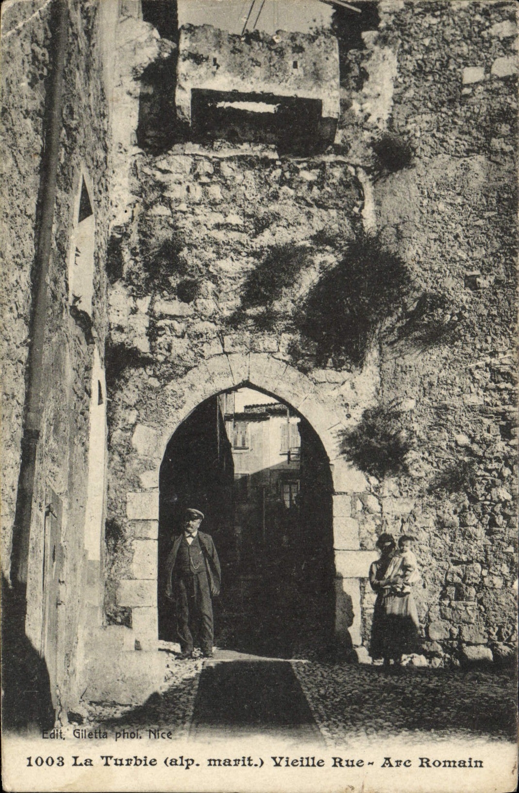 CPA La Turbie Vieille rue Arc romain 