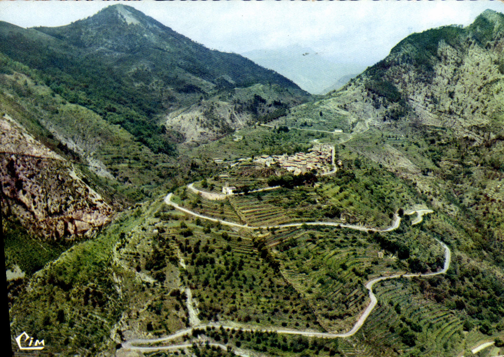 CPA Utelle Vue Panoramique Aerienne Du Village et la pittoresque route en lacets