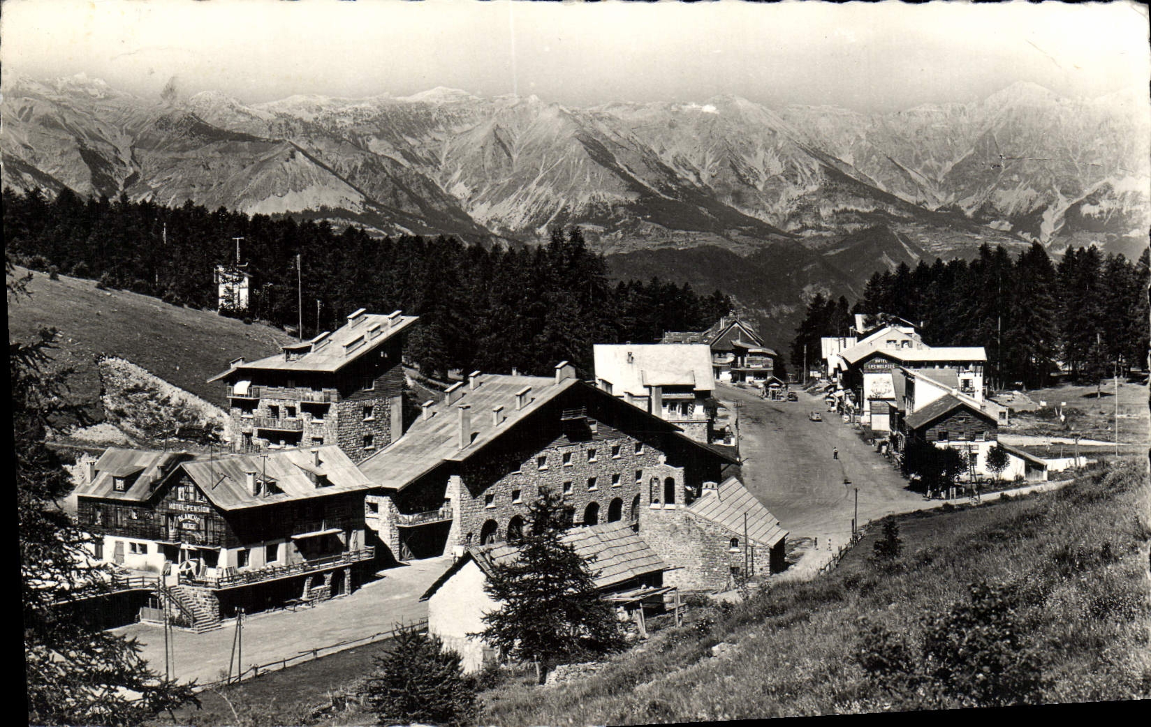 CPM Valberg Le village et la chaine des Alpes