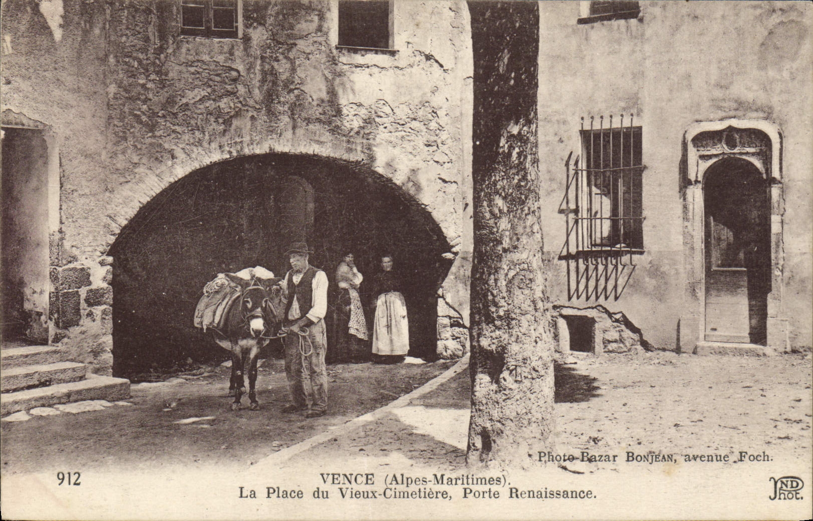 CPA Vence La Place du Vieux Cimetiere Porte Renaissance