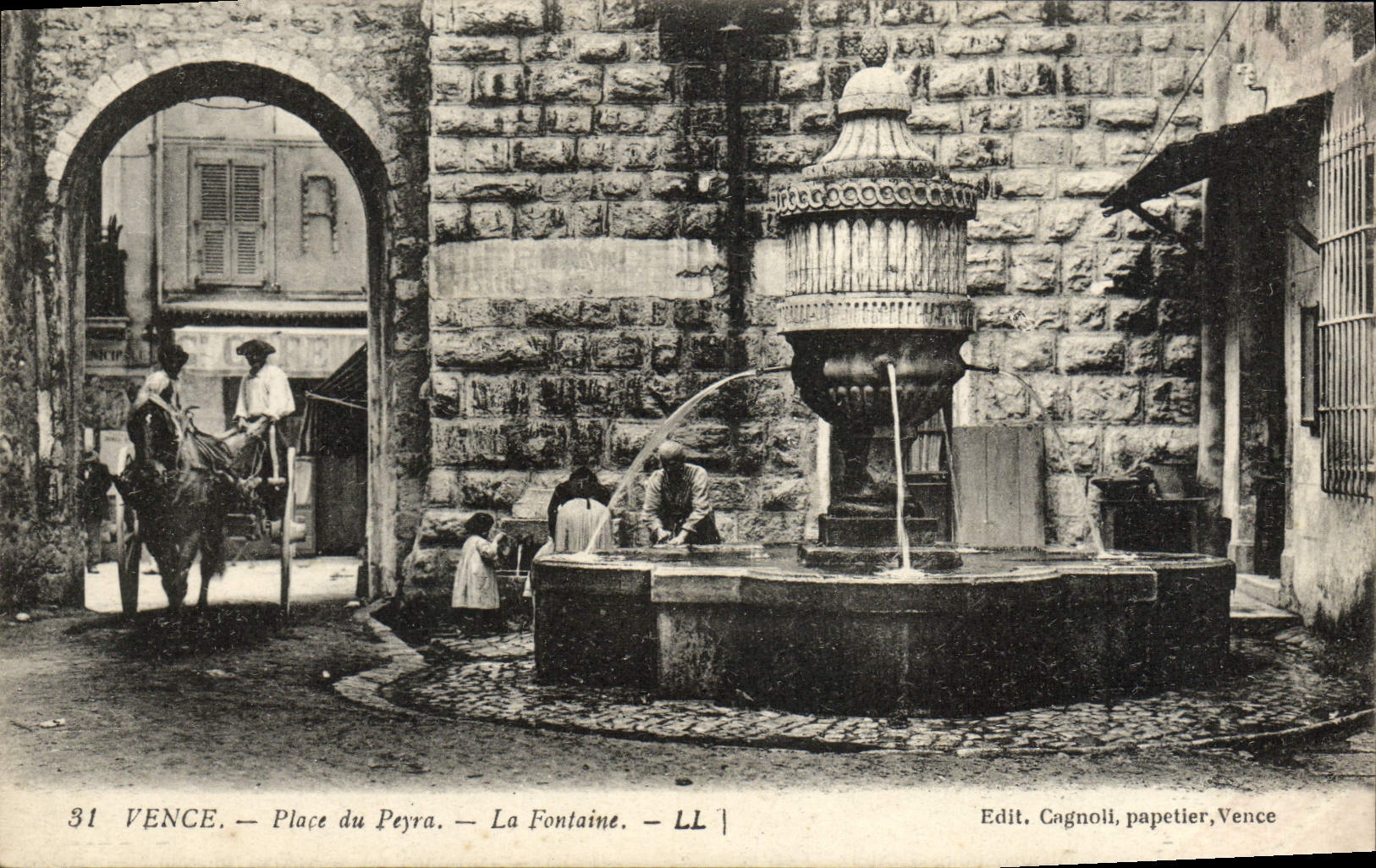 CPA Vence Place du Peyen La Fontaine