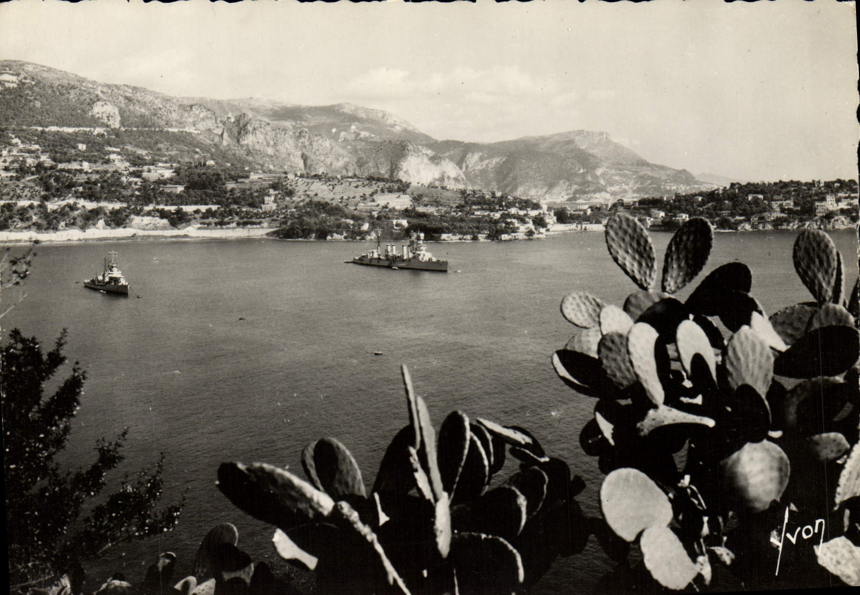 CPM Villefranche La Rade au Loin la Tete De Chien Bateau 