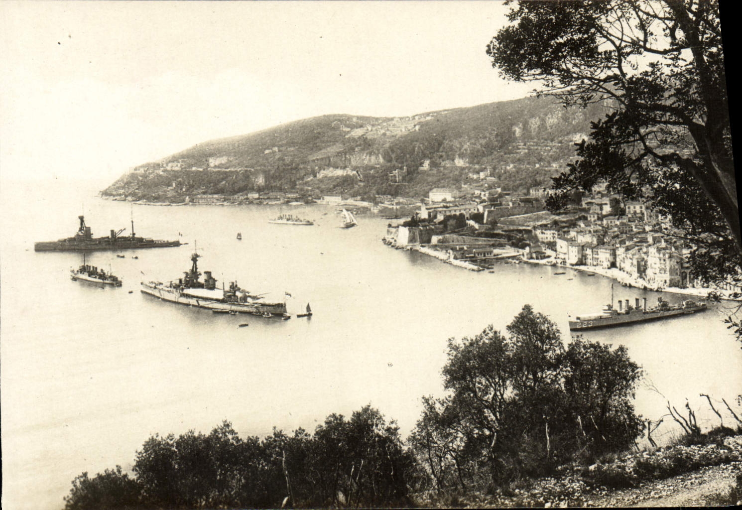 CPA Villefranche Sur Mer La Ville et la Rade Bateaux