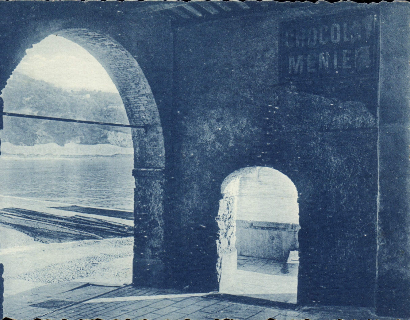 CPA Villefranche Arcades du Port Publicite Chocolat Menier 