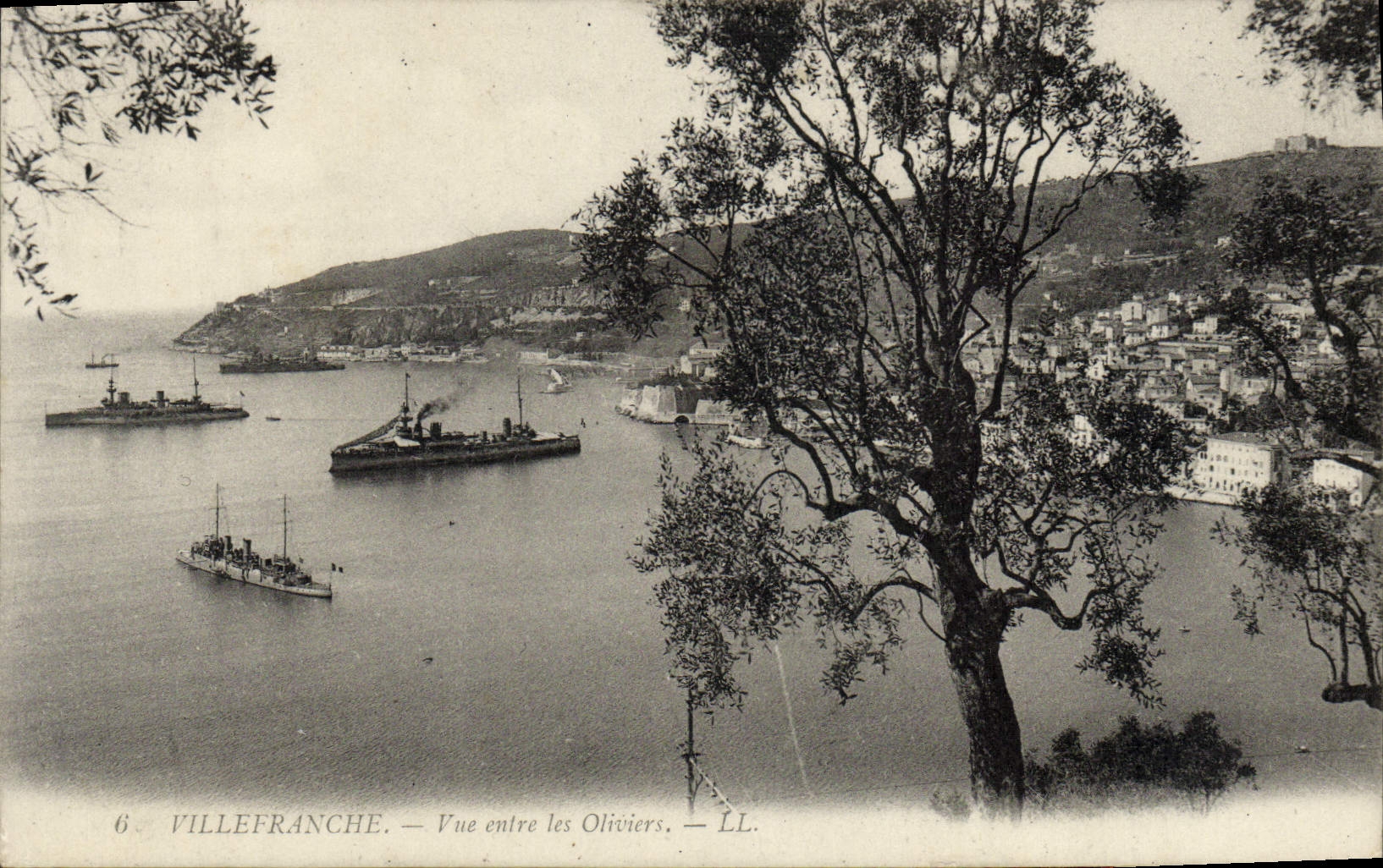 CPA Villefranche Vue entre les Oliviers Bateaux