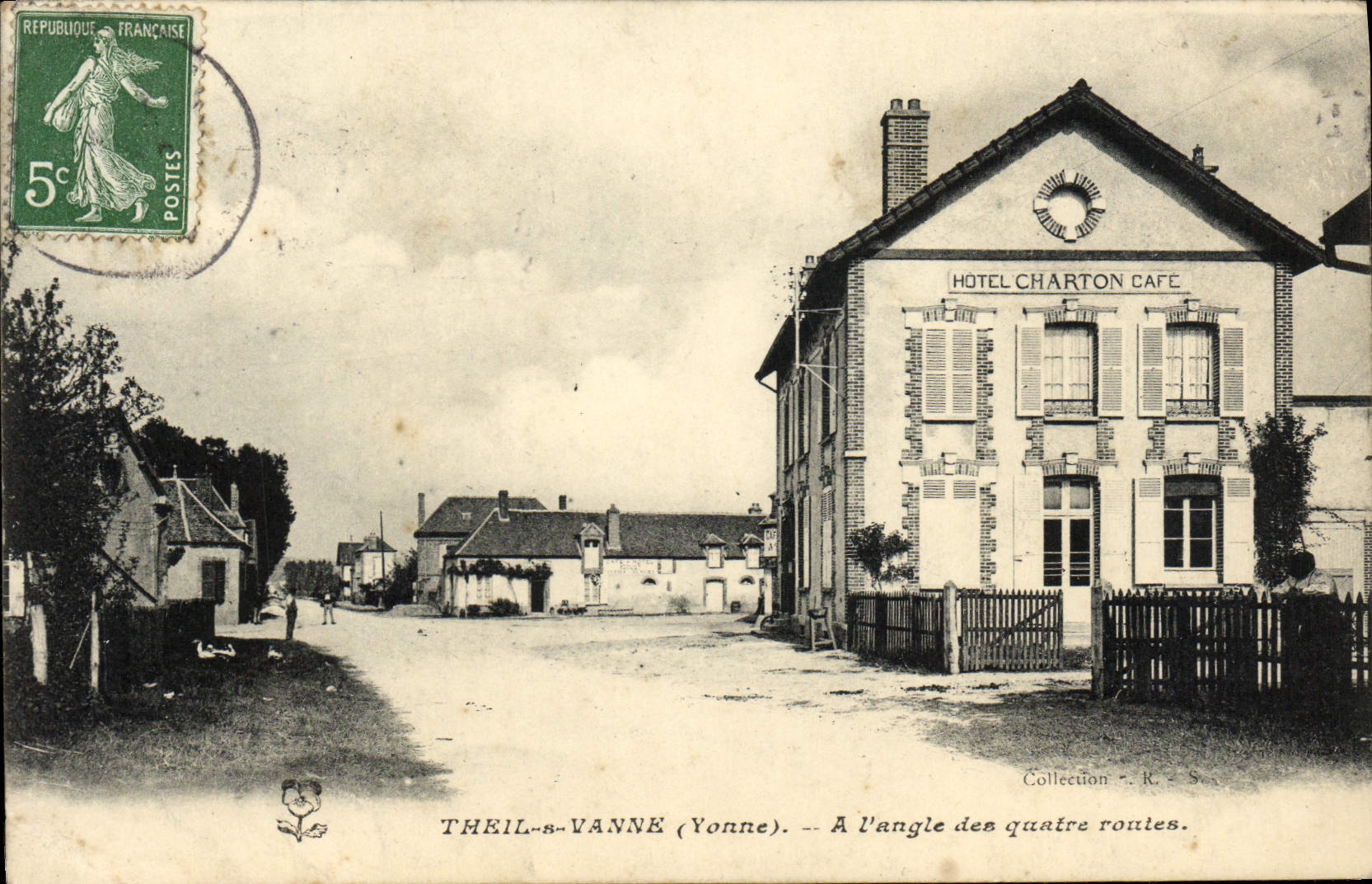 CPA Theil sur Vanne A L'angle Des Quatre Routes Hotel Charton Cafe