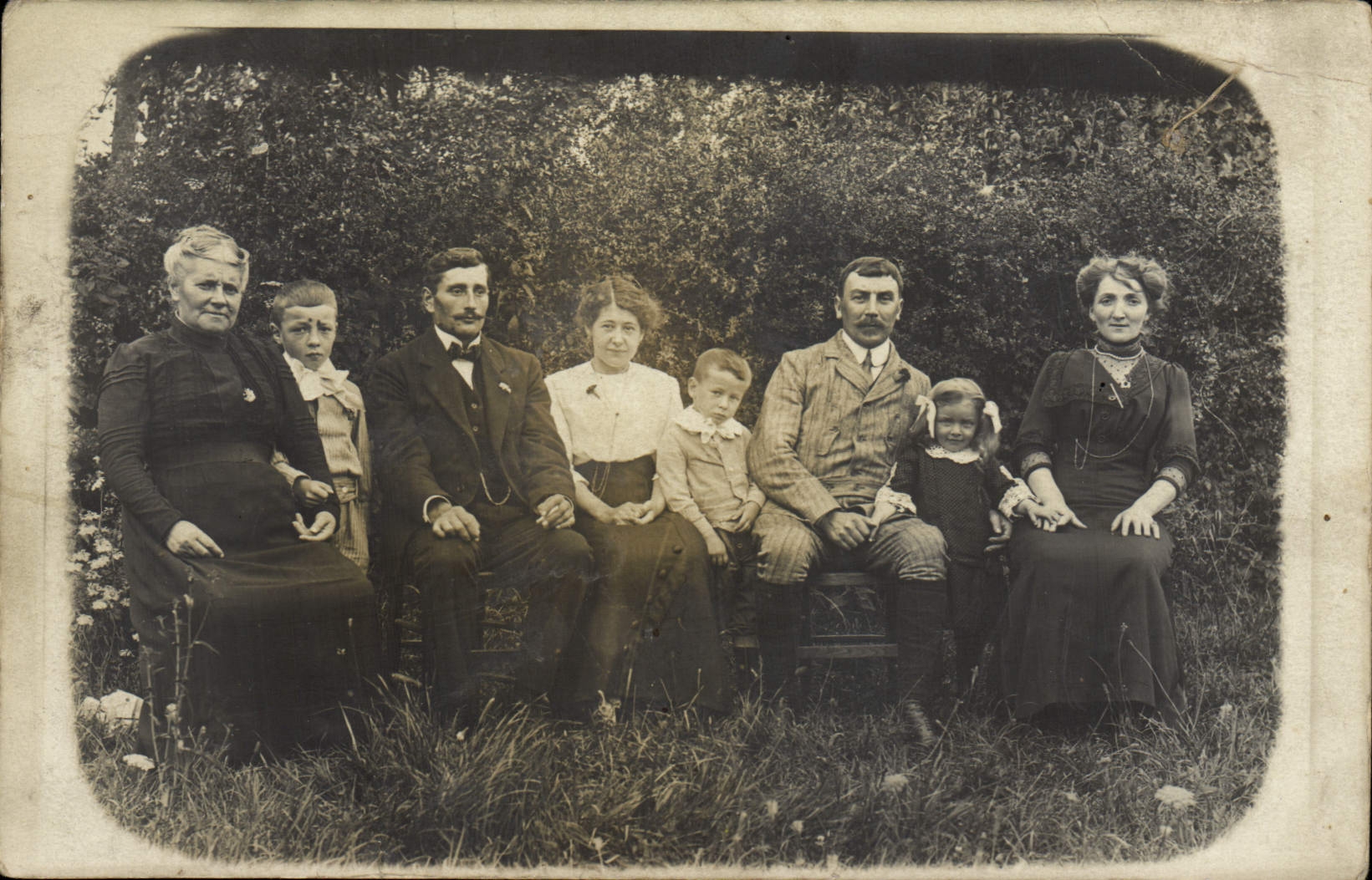 CARTE PHOTO Amiens Famille Folklore