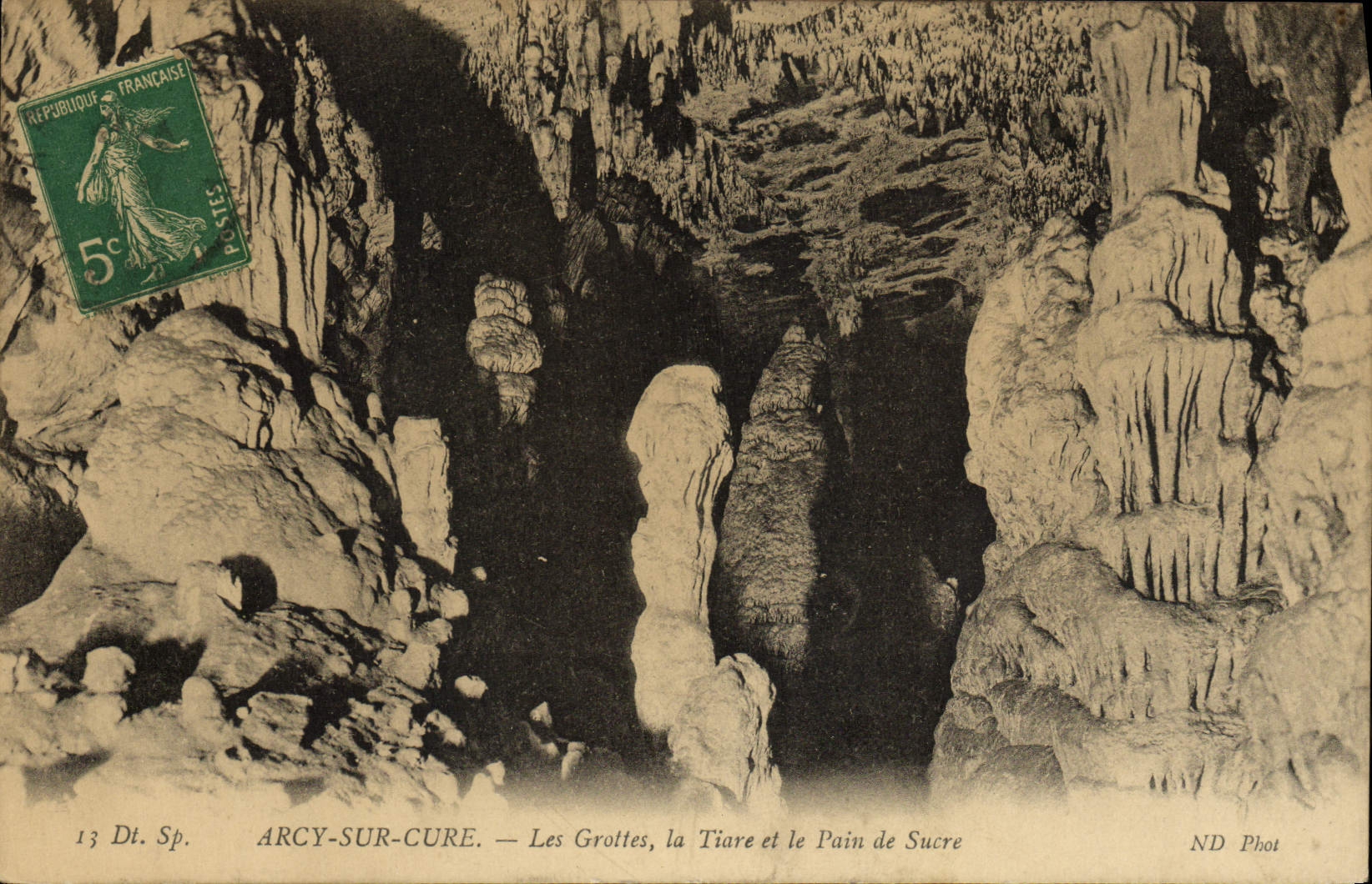 CPA D'Arcy Sur Cure Les Grottes la Tiare et le Pain de Sucre