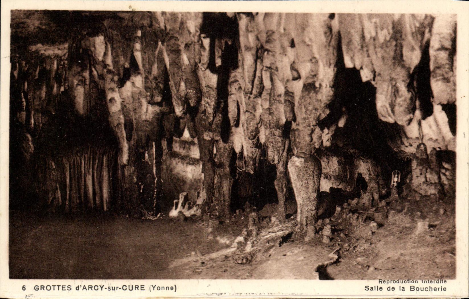 CPA D'Arcy Sur Cure Les Grottes Salle de la boucherie
