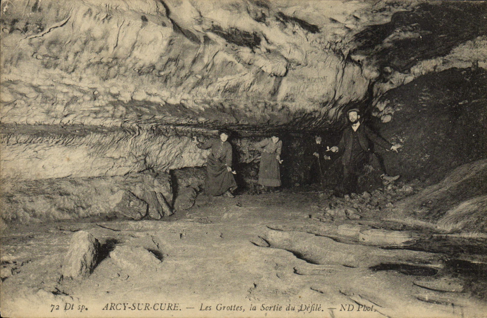CPA D'Arcy Sur Cure Les Grottes la Sortie du Defile