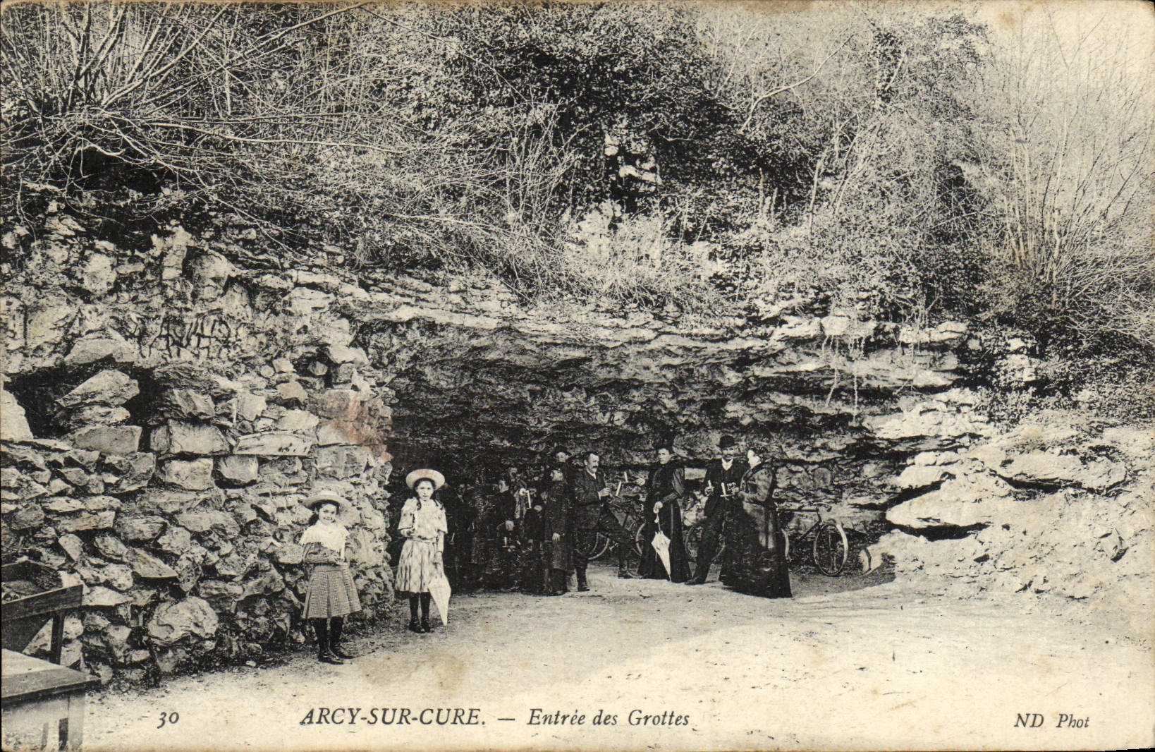 VINTAGE POSTCARD Arcy On Cury Entered of the Caves