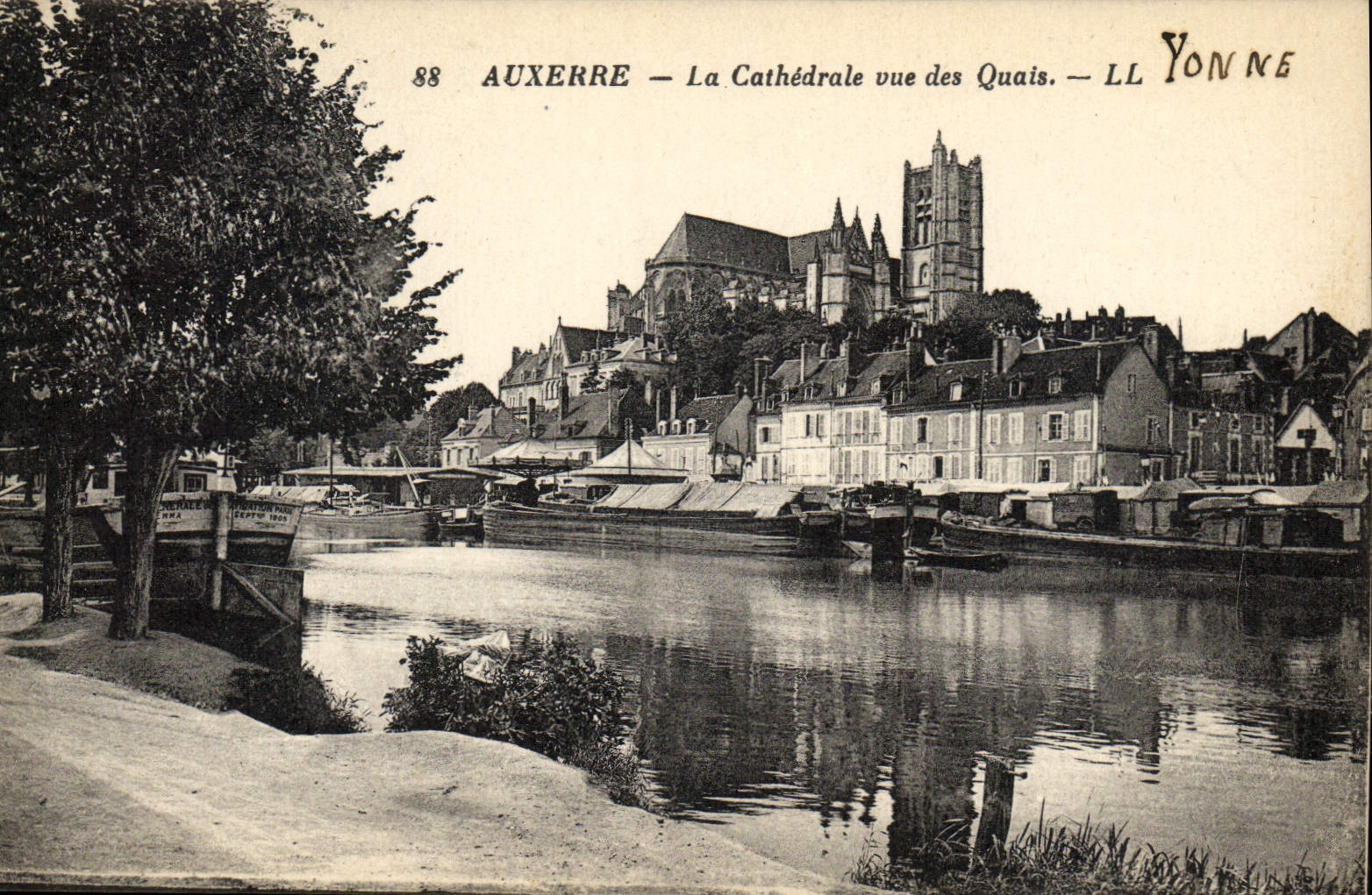 CPA Auxerre La Cathedrale Vue Des Quais