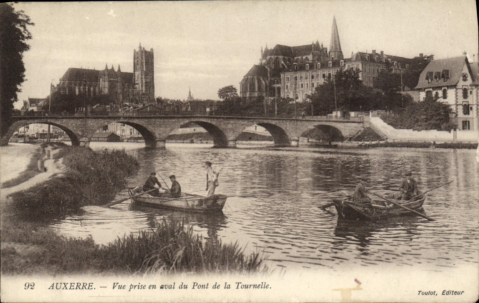 CPA Auxerre Vue Prise en Aval du Pont de la Tournelle Barques Bateaux