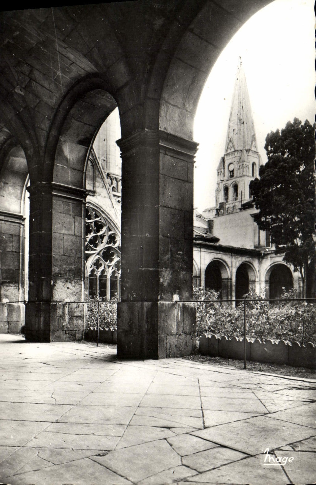 CPM Auxerre Abbaye Saint Germaion La Tour Vue Du Cloitre