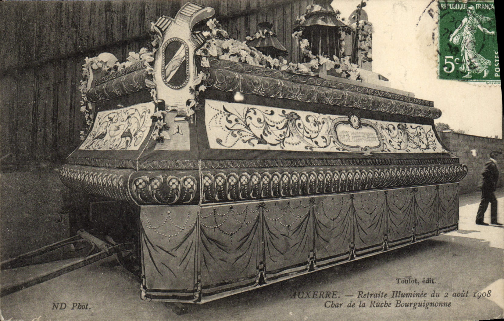 VINTAGE POSTCARD Auxerre Reprocesses Illuminee Of the Tank of the Burgundian Hive