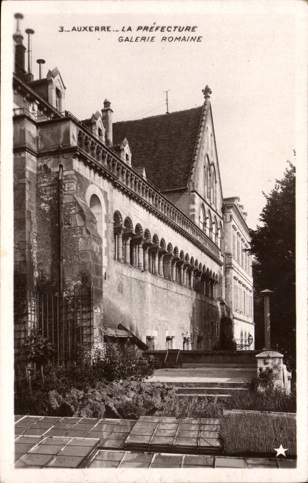 CPA Auxerre La Prefecture Galerie Romaine