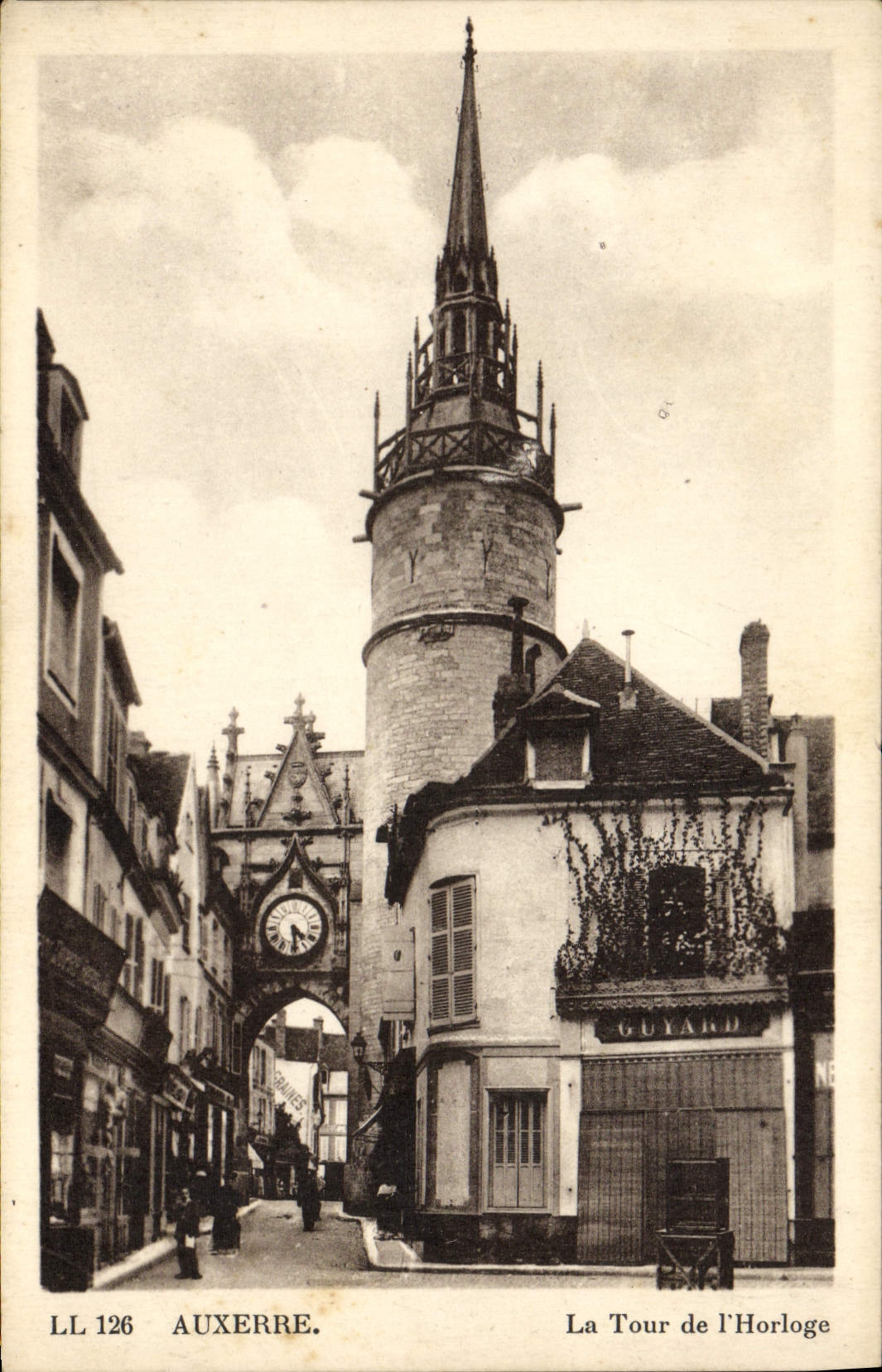 CPA Auxerre La Tour De L'Horloge