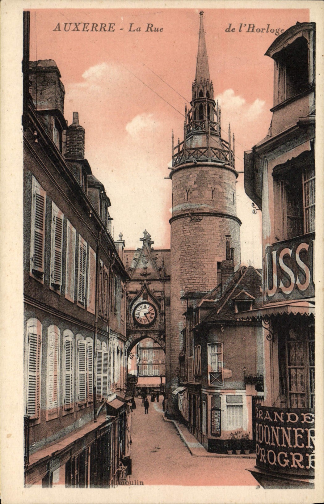 CPA Auxerre La rue de L'Horloge
