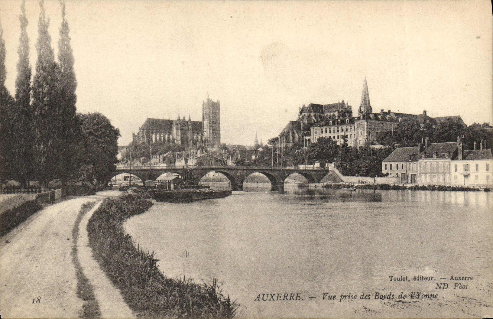 CPA Auxerre Vue Prise des Bords de l'Yonne 