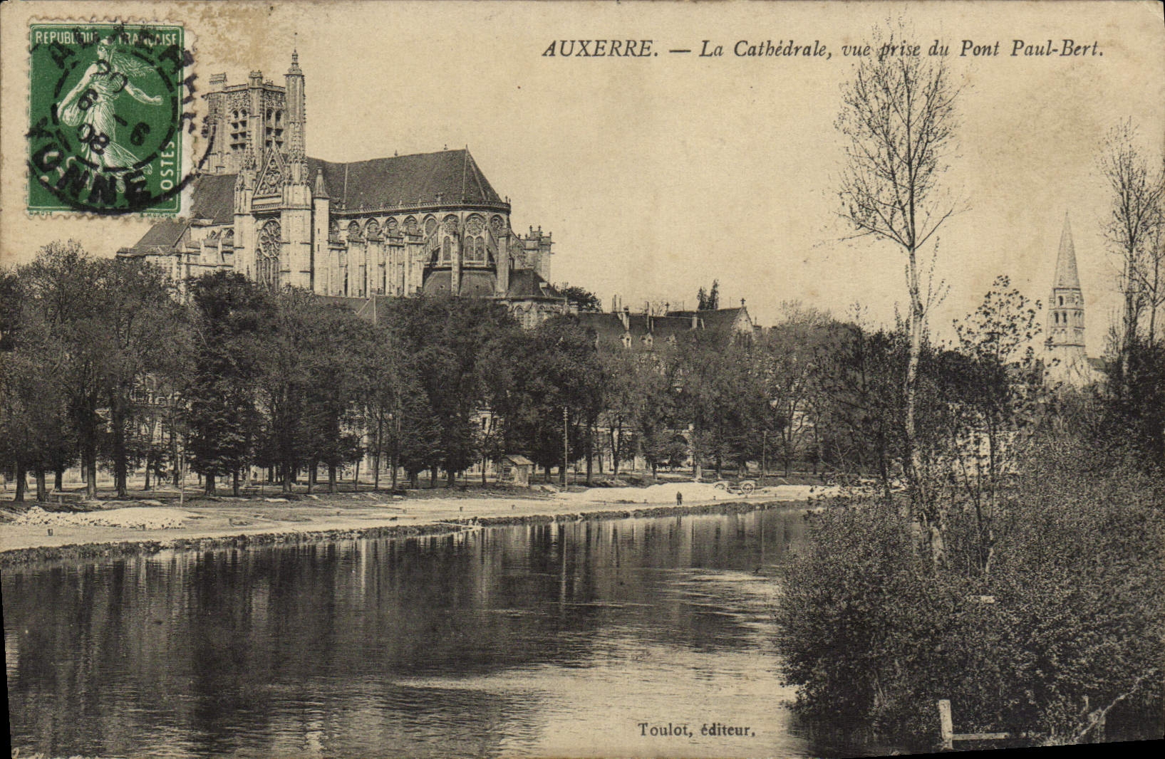 CPA Auxerre La Cathedrale Vue Prise du Pont Paul Bert