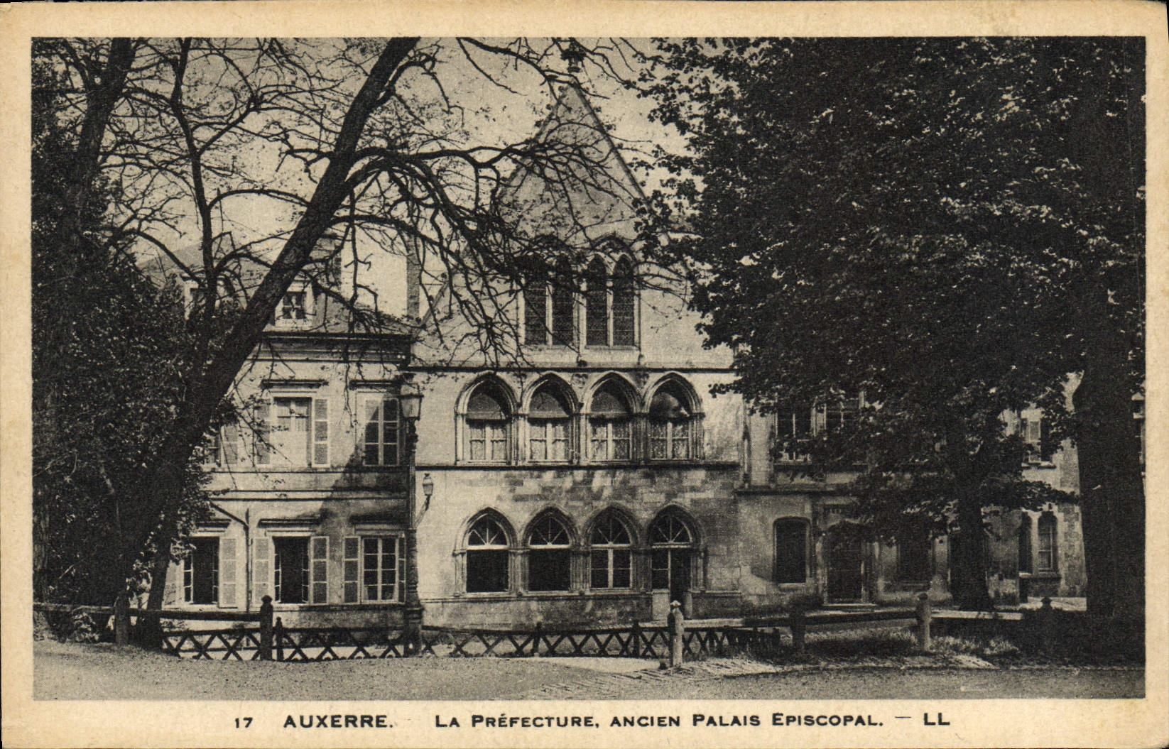CPA Auxerre La Prefecture Ancien Palais Episcopal