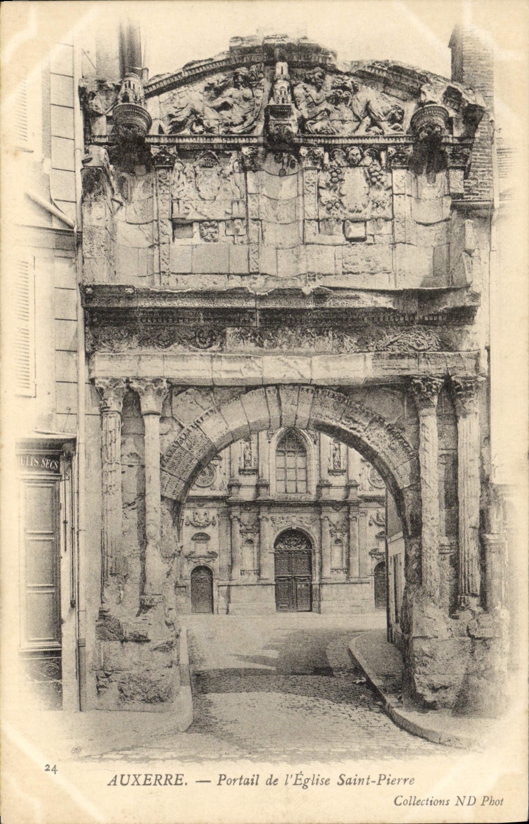 CPA Auxerre Portail de L'Eglise Saint Pierre