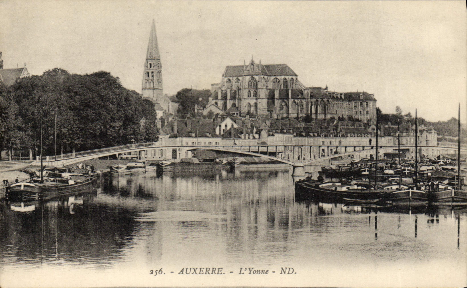 VINTAGE POSTCARD Auxerre Yonne Boats Barges