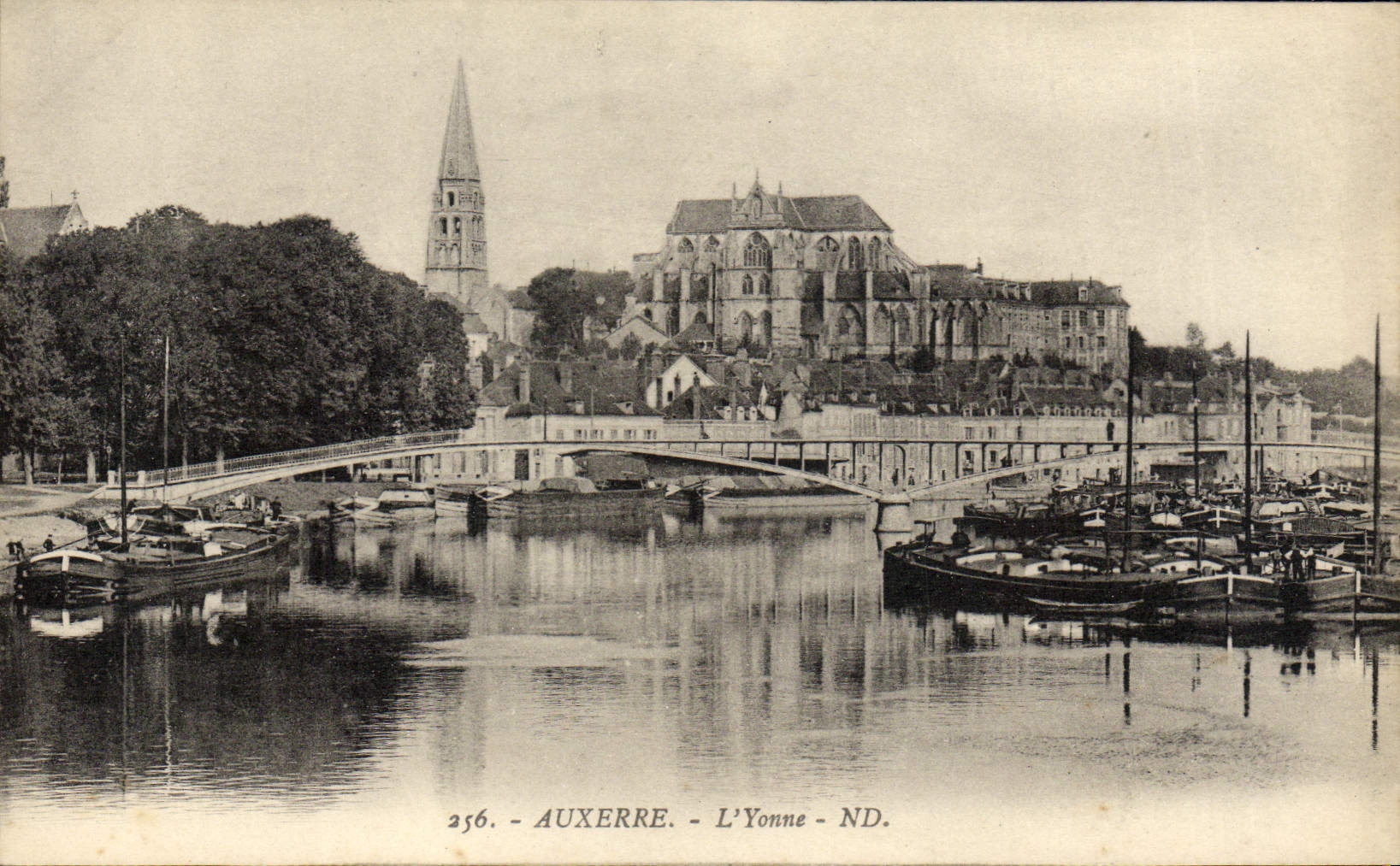 CPA Auxerre L'Yonne Bateaux Peniches