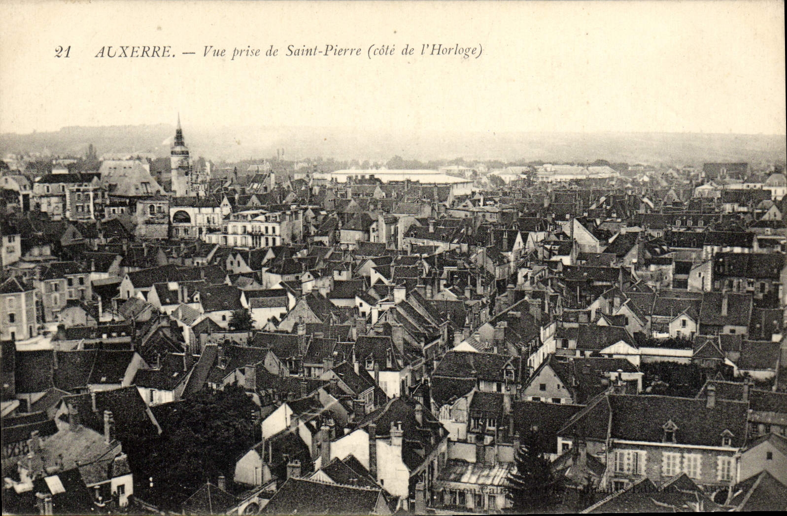 CPA Auxerre Vue Prise Saint Pierre Cote de l'horloge