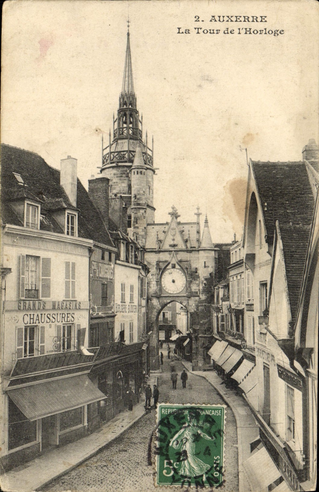 CPA Auxerre La Tour de L'Horloge Grands magasins Chaussures