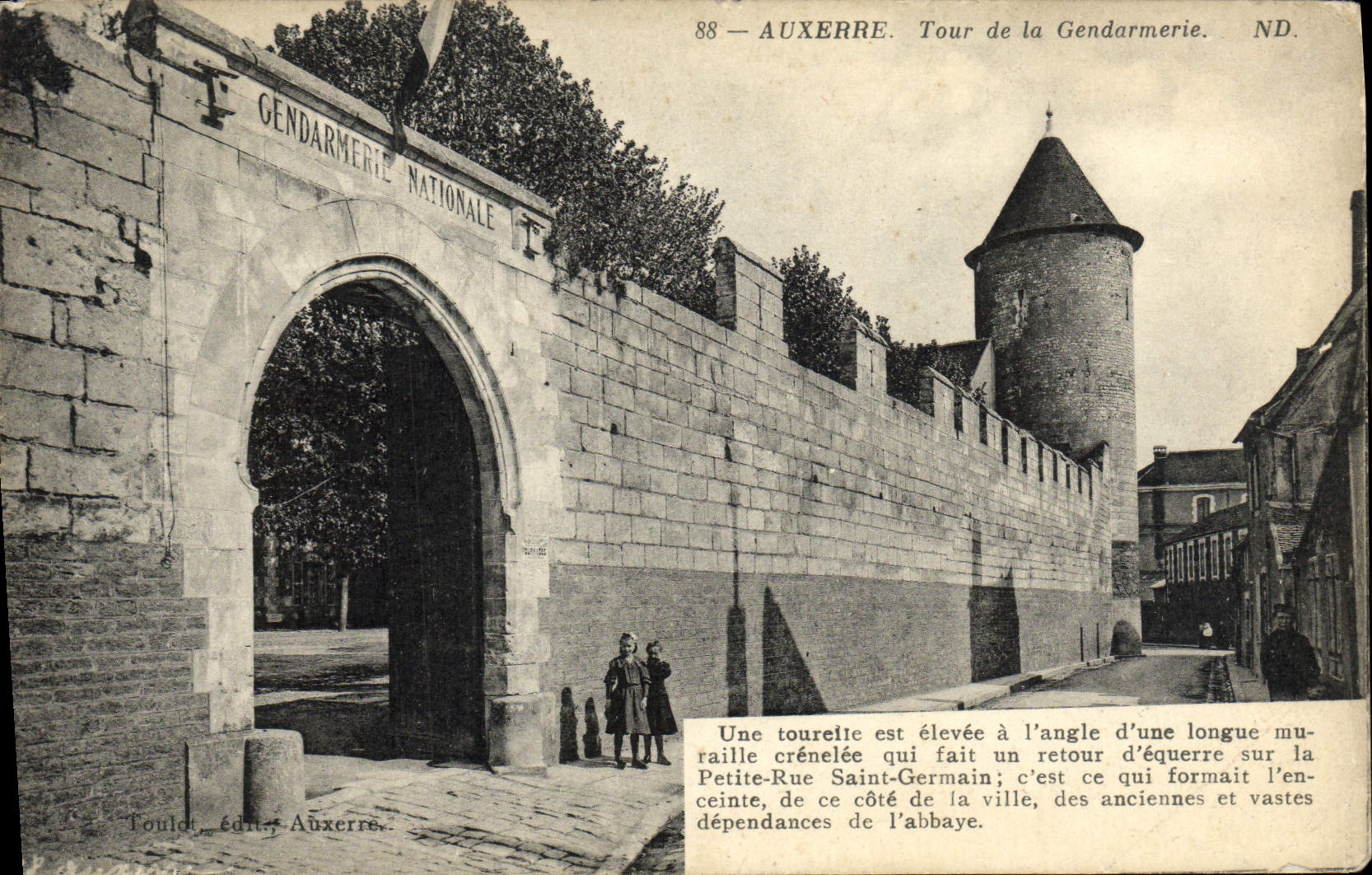 CPA Auxerre Tour de la Gendarmerie Enfants