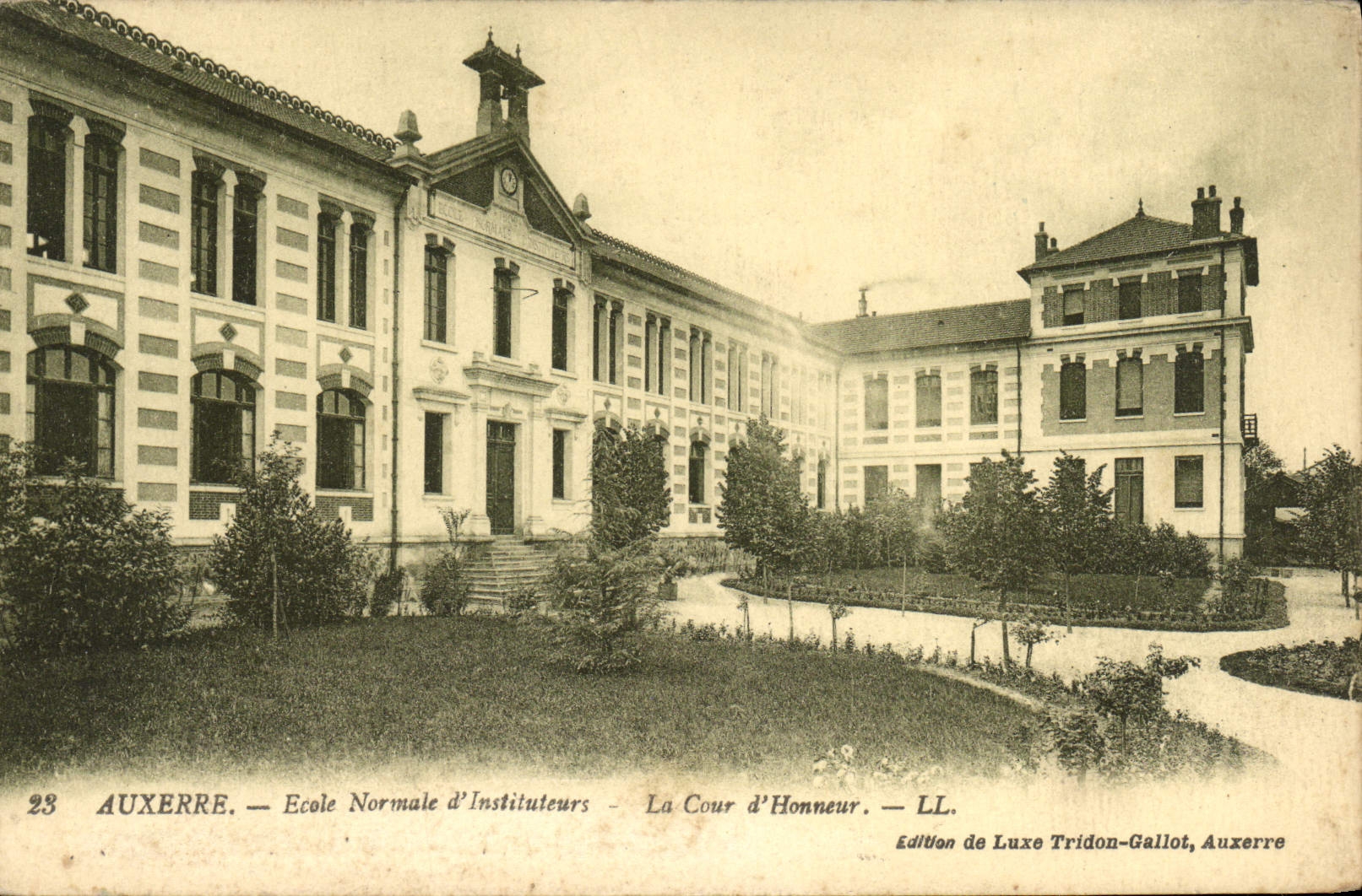 CPA Auxerre Ecole Normale d'Insstituteurs la cour d'honneur