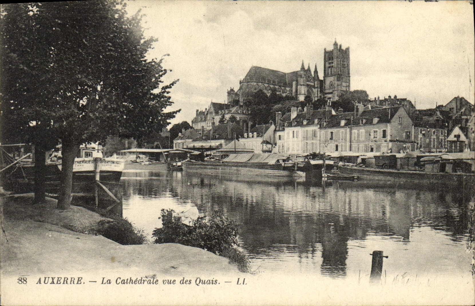 CPA Auxerre La Cathedrale Vue Des Quais