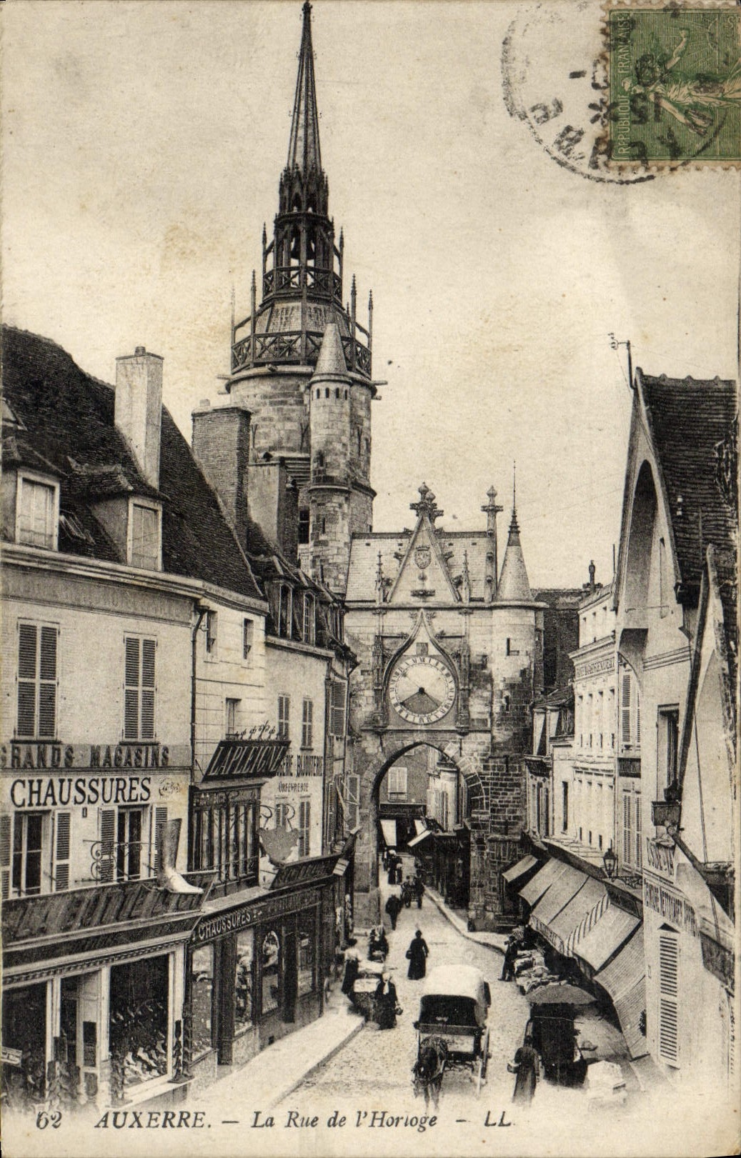 CPA Auxerre La Rue de L'Horioge
