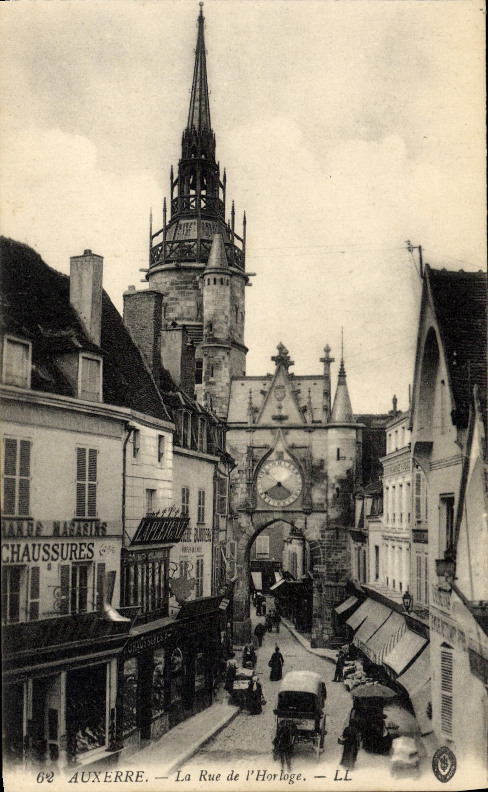 CPA Auxerre La Rue de L'Horloge