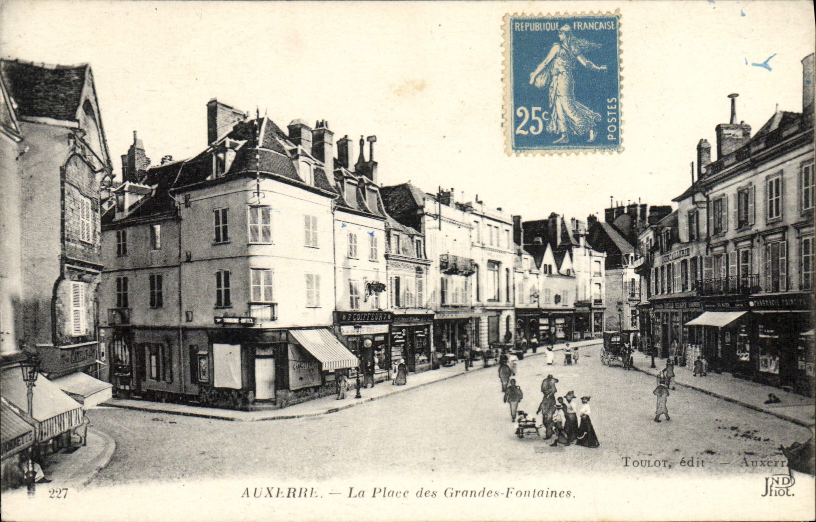 CPA Auxerre La Place des Grandes Fontaines
