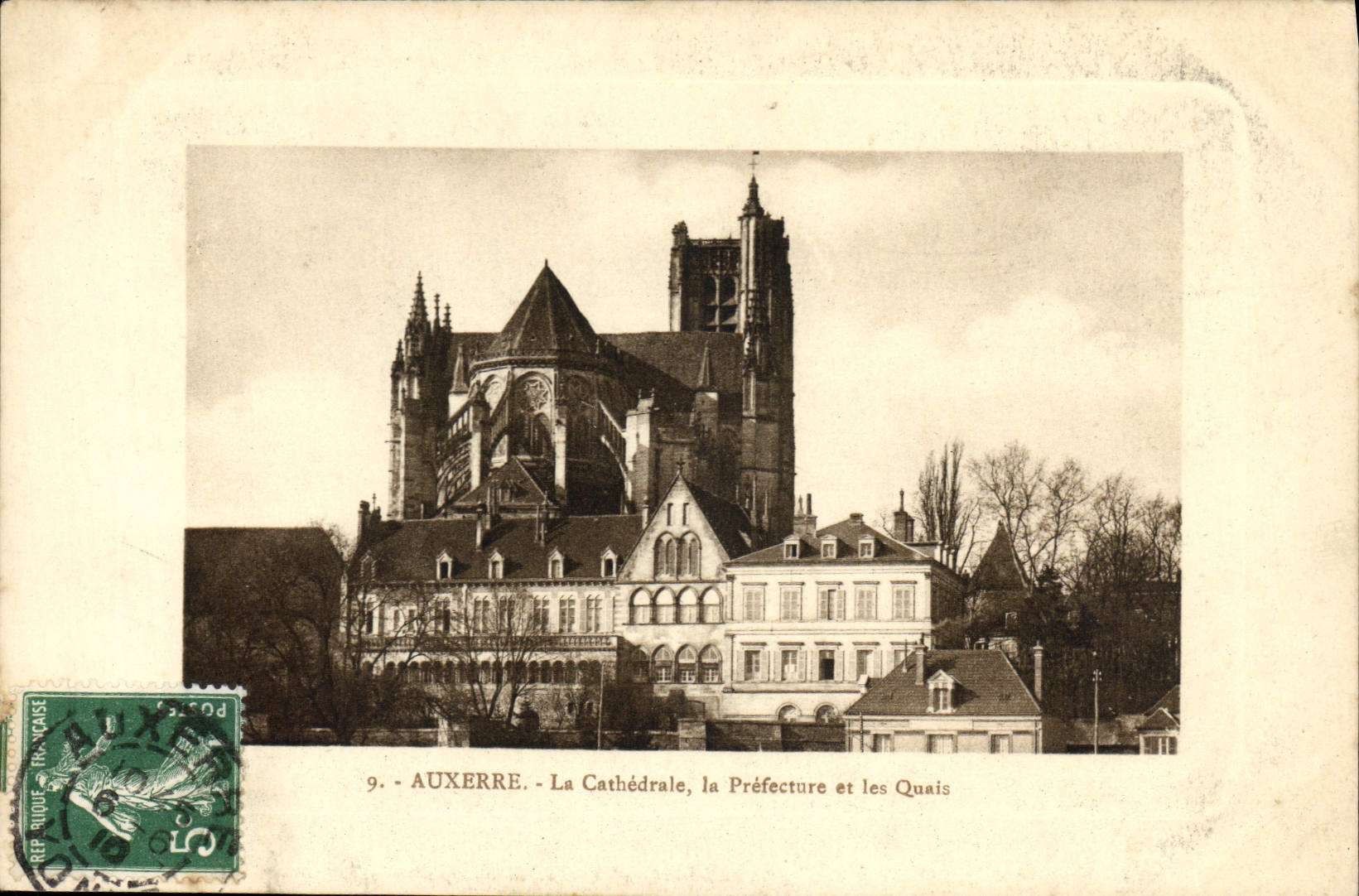 CPA Auxerre La Cathedrale la Prefecture et les Quais