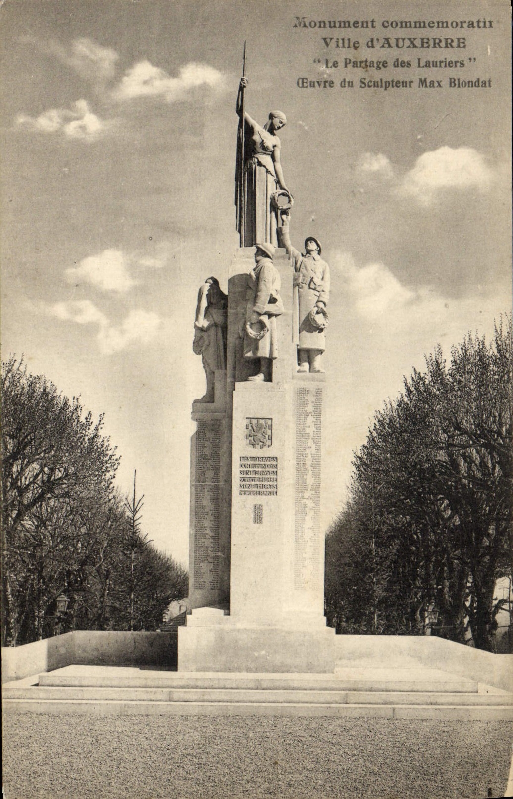 CPA Auxerre Monument commemoratif Le partage des laurieres Militaria Max Blondat
